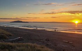 Cosy Kiwi Bach Kid And Pet Friendly Beach House